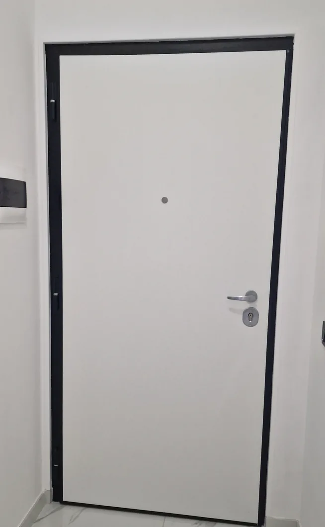 Porta blindata bianca con telaio nero installata da Arte del Ferro Veneri